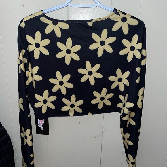 Empty soda floral print cropped button up shirt - Picture 2 of 4